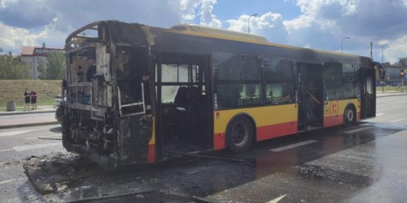 Ewakuacja w ogniu: dramatyczny pożar autobusu na Branickiego i Rosoła