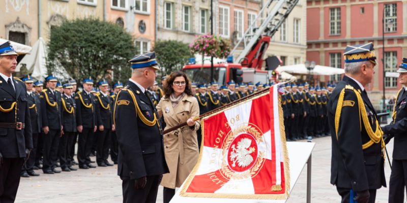 Sztandar dla strażaków z Gdańska podziękowaniem za ich heroizm