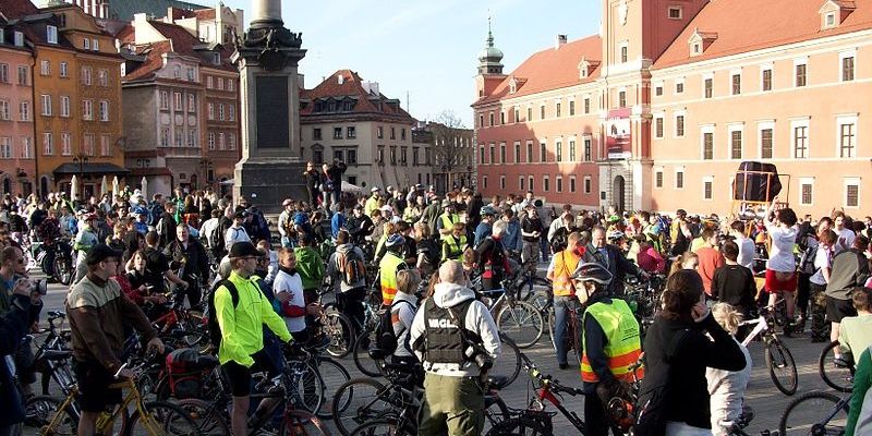Biegacze i rowerzyści na warszawskich ulicach