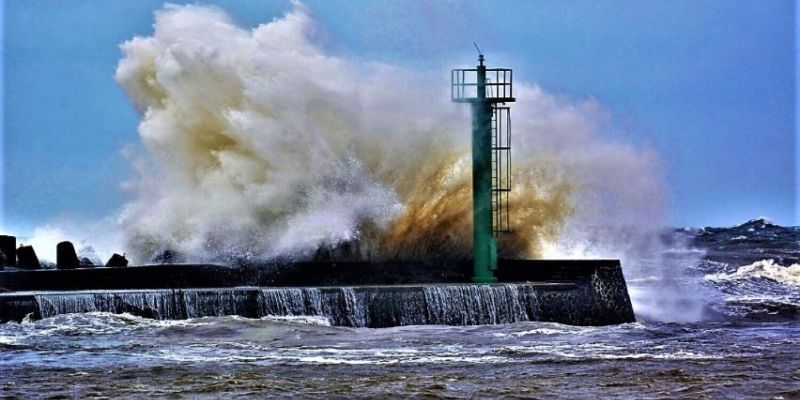 Potęga Natury: sierpniowy sztorm nad Bałtykiem odsłania niebezpieczną twarz morza