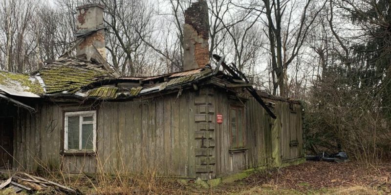 Walka o ocalenie drewnianego dworu w Kawęczynie-Turowicach: dziedzictwo i zabytek pod ochroną