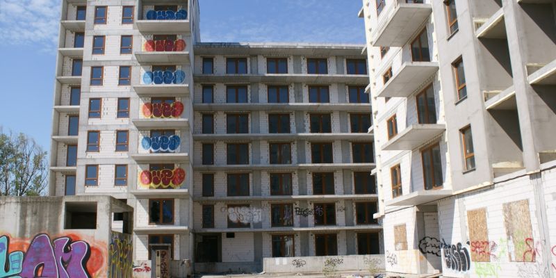 Opuszczone drogie apartamenty w Warszawie