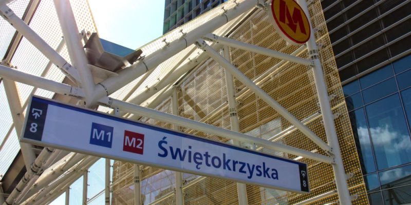 Nowe zadaszenie nad metrem Świętokrzyska: atrakcyjny element architektury w centrum miasta