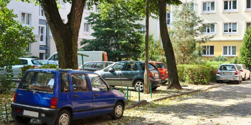 Wola kontynuuje udany pilotaż ograniczenia parkowania na podwórkach