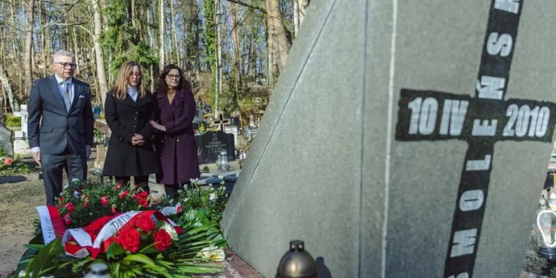 Kwiaty i znicze na grobach ofiar katastrofy smoleńskiej. Władze Gdańska oddały hołd zmarłym