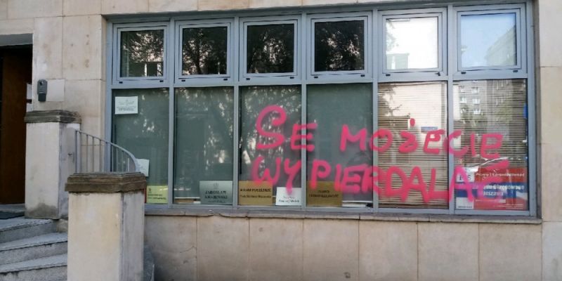 Wandale zniszczyli elewację siedziby warszawskiego PiS i biura poselskiego ministra Mariusza Kamińskiego