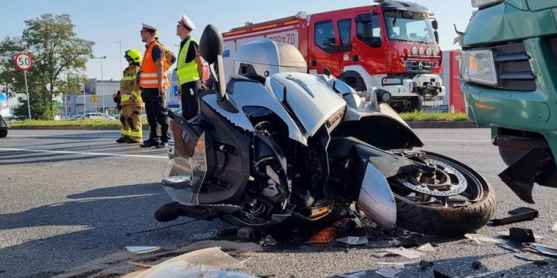 Tragiczny wypadek w Ząbkach: motocyklista zderzył się z ciężarówką przy centrum handlowym