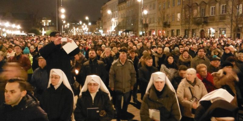 Procesje Drogi Krzyżowej na warszawskich ulicach