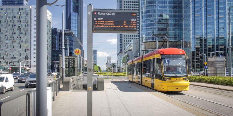 Nowe wyświetlacze na przystankach tramwajowych: nowoczesna technologia dla lepszej mobilności