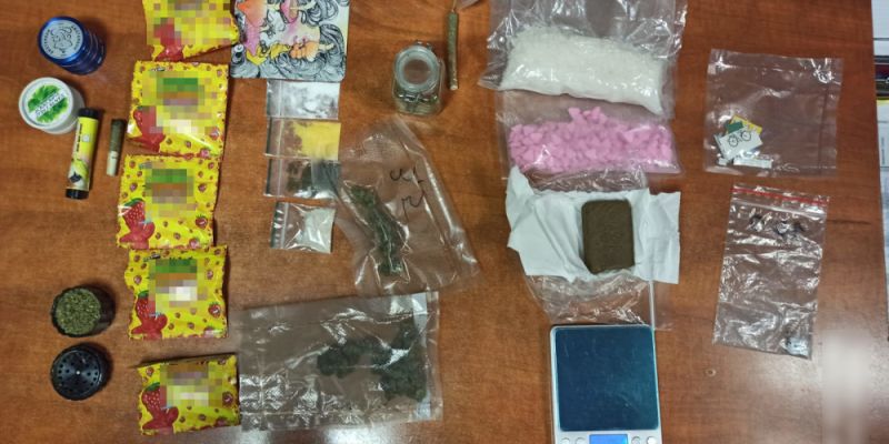 Areszt za posiadanie tabletek zawierających MDMA, listków z LSD i żelek nasyconych haszyszem
