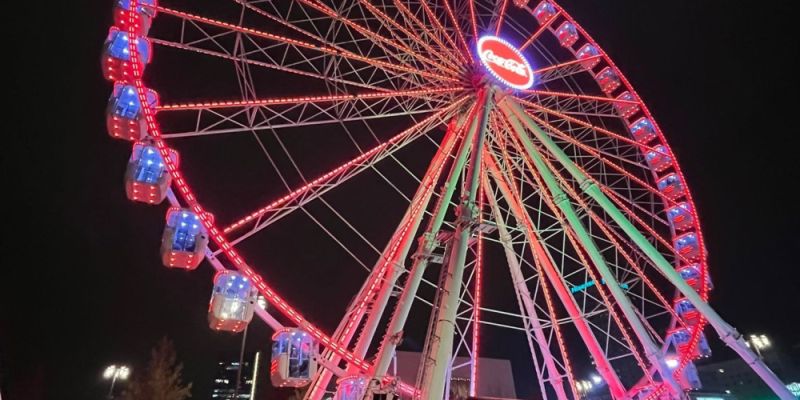 Świąteczny debiut pod PKiN. Jarmark na Placu Defilad pachnie grzańcem, jedzeniem i… tłumami