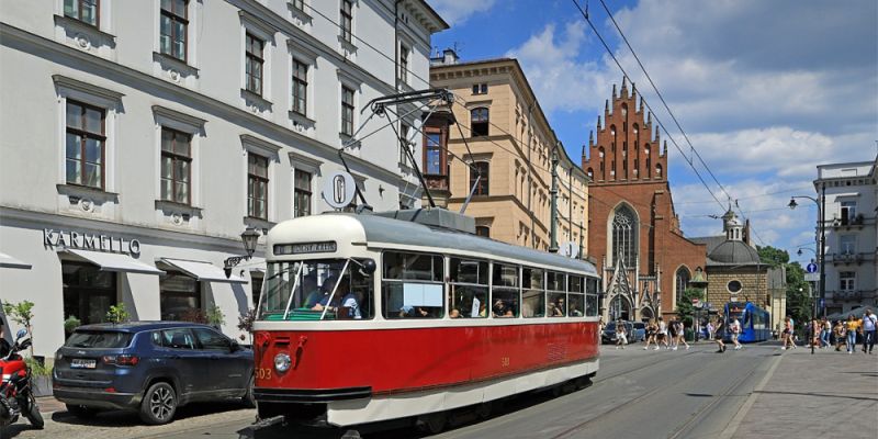 Tramwajowy skład GT6 spod Wawelu na stołecznych torach