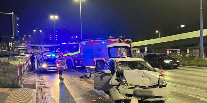 Zderzenie na Służewcu: Kolizja dwóch aut w środku nocy, ranny pasażer trafił do szpitala