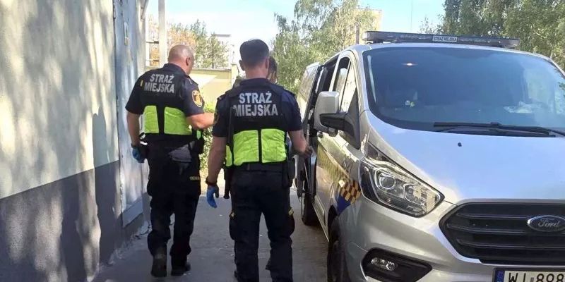 Rok spędził na klatce schodowej. W końcu poprosił o pomoc