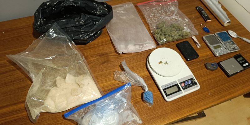 Policja zatrzymała 3 osoby , zabezpieczono kilogram narkotyków i kilkanaście tysięcy złotych