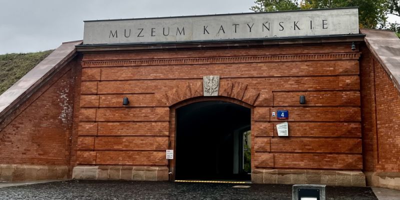 Poruszająca lekcja historii w Muzeum Katyńskim na deszczowe dni