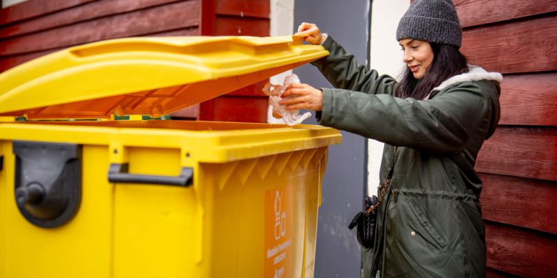 Zmiana firm odbierających śmieci w pięciu dzielnicach Warszawy. Od kwietnia nowe zasady