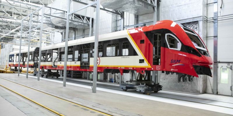 Pierwszy z 21 nowych pociągów w barwach Szybkiej Kolei Miejskiej
