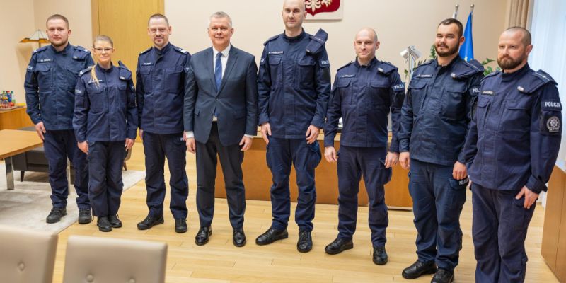 Uratowali życie rocznego chłopca. Szef MSWiA nagrodził bohaterskich policjantów