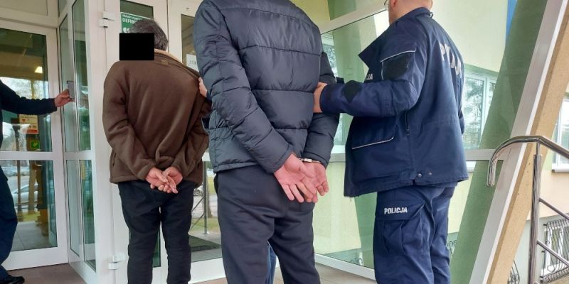 Policjanci zatrzymali trzech obywateli Gruzji, którzy są podejrzani o włamanie do pojazdu. W środku było 20 tys. złotych