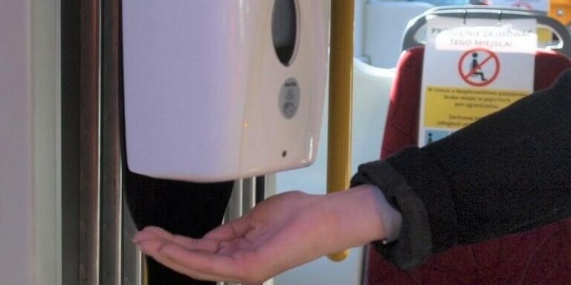 Bezdotykowe urządzenia do dezynfekcji rąk w miejskich autobusach i tramwajach
