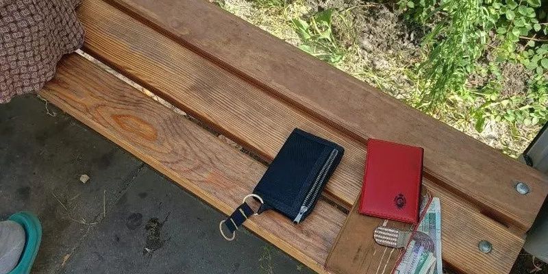 Okradła nietrzeźwego mężczyznę na oczach ratowników medycznych. Była jego sąsiadką