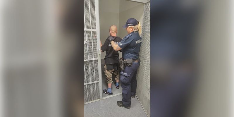 Usiłował wepchnąć kobietę pod nadjeżdżający pociąg metra. Jest w rękach policji