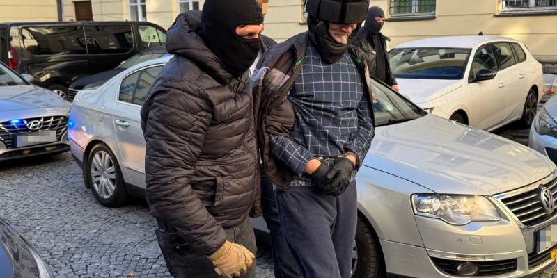 Policja zatrzymała podejrzanego o próbę podpalenia siedziby PO. Sprawę na platformie X skomentował Premier