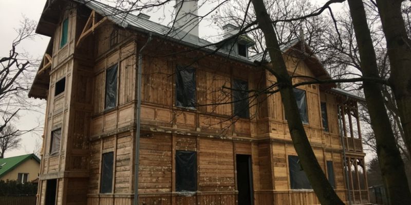 Drewniak przy ul. Fletniowej 2 – zakończenie prac przy elewacjach