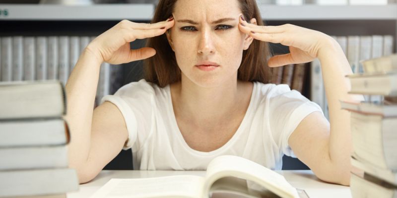 Jak przetrwać sesję na studiach? Psychologiczne sposoby na stres egzaminacyjny