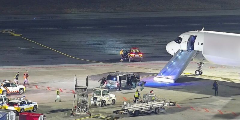 Pasażer otworzył drzwi samolotu po lądowaniu w Warszawie. Zjechał trapem i próbował uciec