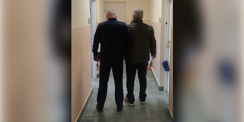 Rajd autem po zamarzniętym Jeziorze Zegrzyńskim. 68-latek z zarzutami za zniszczenie pomostu WOPR