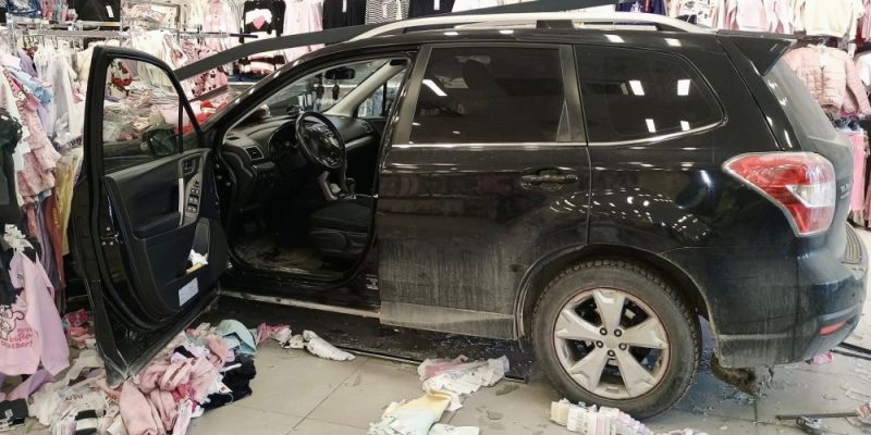 Samochód wjechał w sklep odzieżowy w Baninie. 63-latka pomyliła pedały