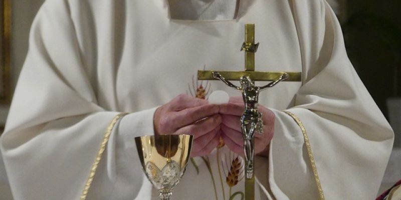 Brutalny atak na księdza przed kościołem. Sprawą zajmuje się prokuratura