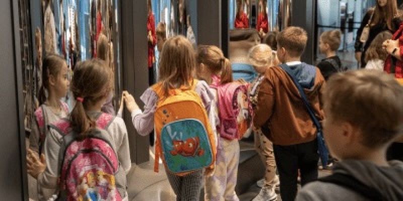 Kulturalne i edukacyjne inicjatywy dla najmłodszych na finał wakacji w Warszawie
