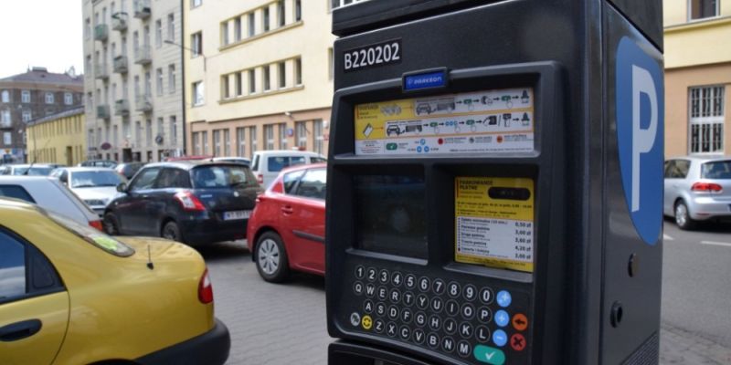 Stołeczna strefa płatnego parkowania powiększa się o Saską Kępę i Odolany: blisko 1500 nowych miejsc i nowoczesne parkomaty