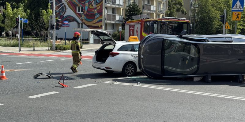 Groźny wypadek taksówki na Bielanach