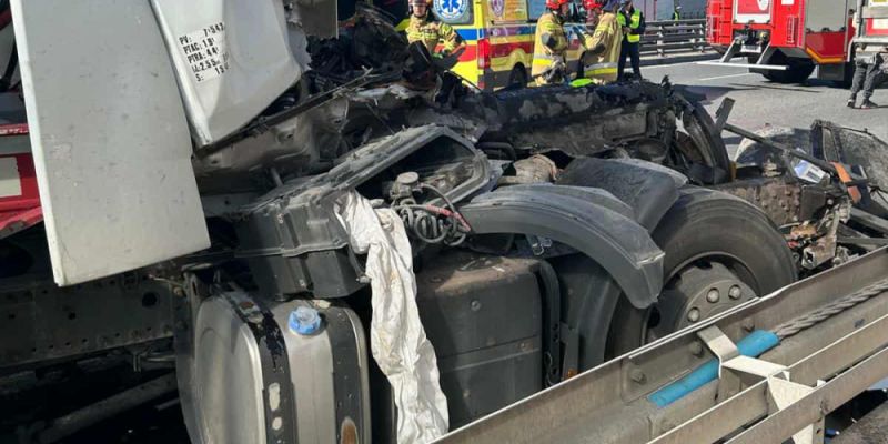 Groźny wypadek na S2: ciężarówka uderzyła w TiRa, kobieta uwięziona w pojeździe