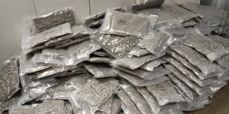 Narkotyki ukryte w panelach LED. Przesyłka z Kanady zatrzymana w Warszawie