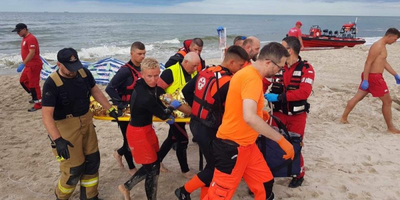 Ostatni łańcuch życia: Dramatyczna akcja ratunkowa na plaży w Karwi przywraca nadzieję