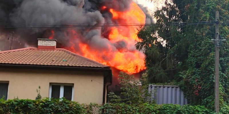 Tragedia w Kobyłce: pożar hurtowni fajerwerków wstrząsa podwarszawską miejscowością