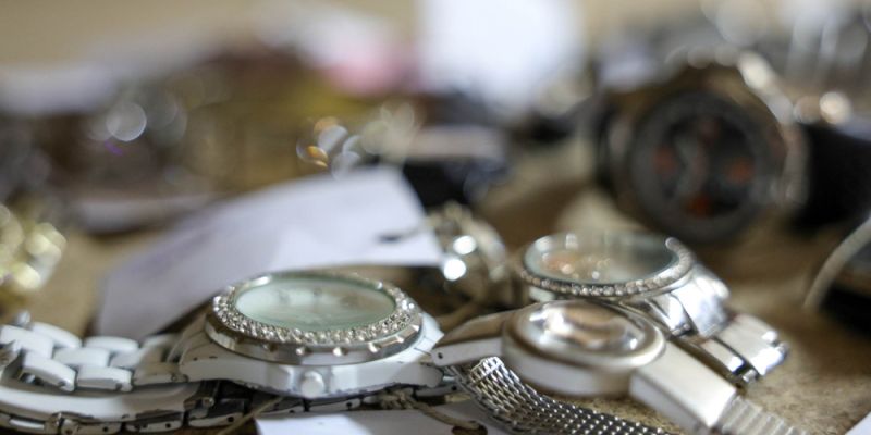 14 tysięcy zgub w Biurze Rzeczy Znalezionych. Od dowodów po spadochrony