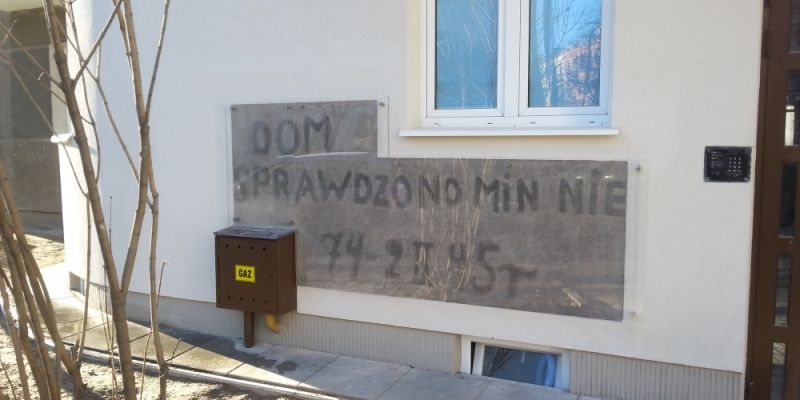 Napis wykonany przez polskich saperów uratowany