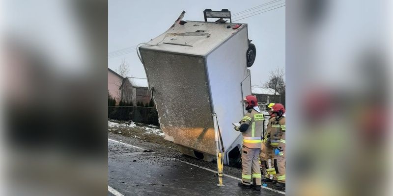 Postawił pionowo busa w rowie. Kierował bez uprawnień