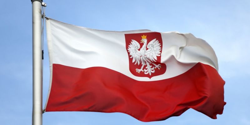 Flaga Polski na stałe na pl. Piłsudskiego