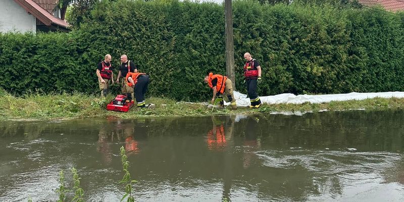 Wciąż z około 70 miejsc należy wypompować wodę