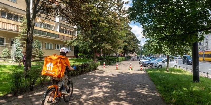 Utrudnienia drogowe na Woli: budowa nowej trasy rowerowej wymusza zamknięcie wjazdu w ulicę Leszno