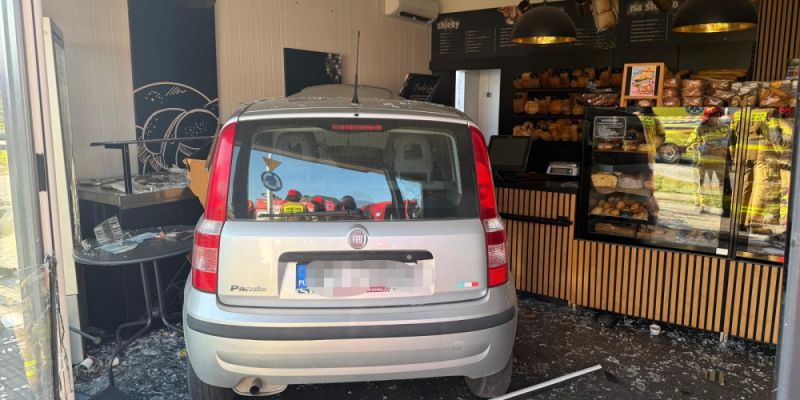 Fiat Panda wjechał w witrynę piekarni w Tarczynie – kierująca trafiła do szpitala