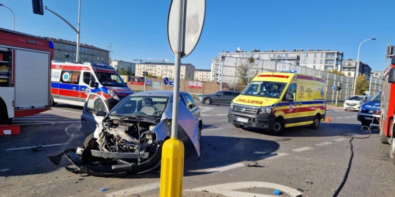 Radiowóz zderzył się z autami osobowymi w Ursusie. Są ranni