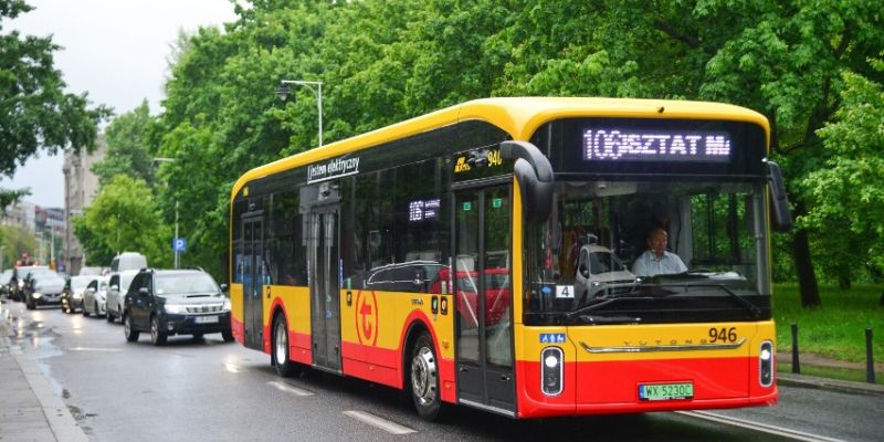 Tragiczny finał wypadku w Warszawie: starsza kobieta przewróciła się, gdy wysiadała z autobusu